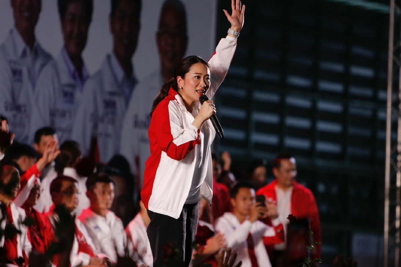 สองขั้วก้าวไกล "เห็นต่าง" หรือ "ปักหลัก" สู้ศึกเลือกตั้ง 66