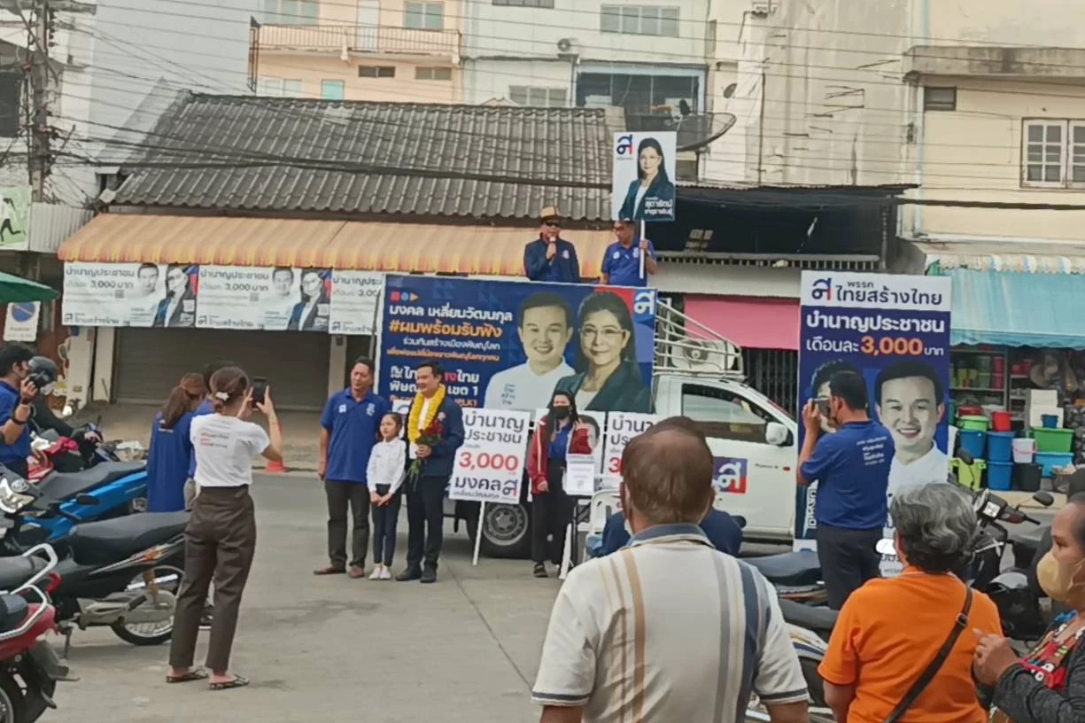 ฮือฮาตลาดสด! เด็กน้อยวัยใส 8 ขวบ ถือโทรโข่ง แจงนโยบายฉะฉาน ชนิดผู้ใหญ่ยังอาย