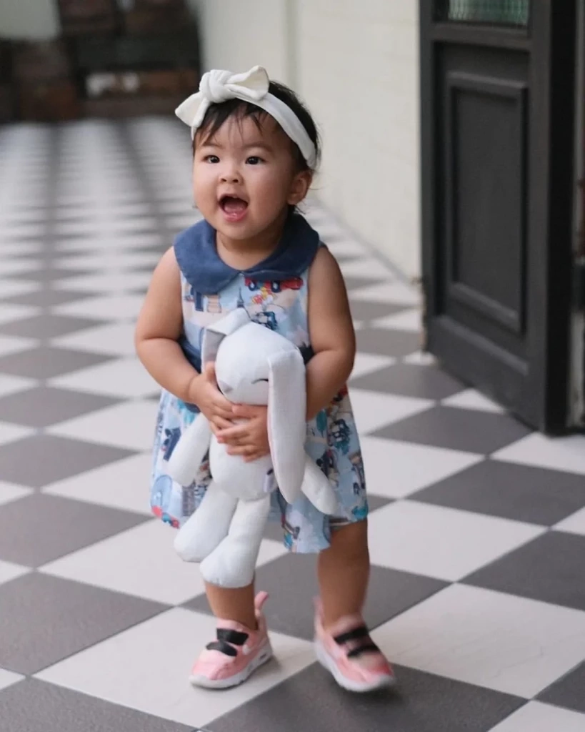 เปิดคลิปนาทีหัวใจพองโต! คำแรกของลูก พ่อโย่ง-แม่ก้อย น้ำตาแทบไหล