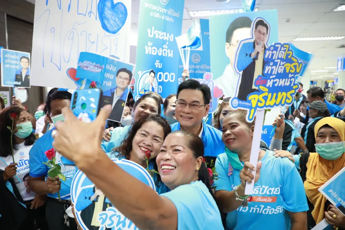 สนามบินหาดใหญ่แตก คนสงขลาแห่รับ "จุรินทร์" เชียร์เป็นนายกฯ คนต่อไป (มีคลิป)