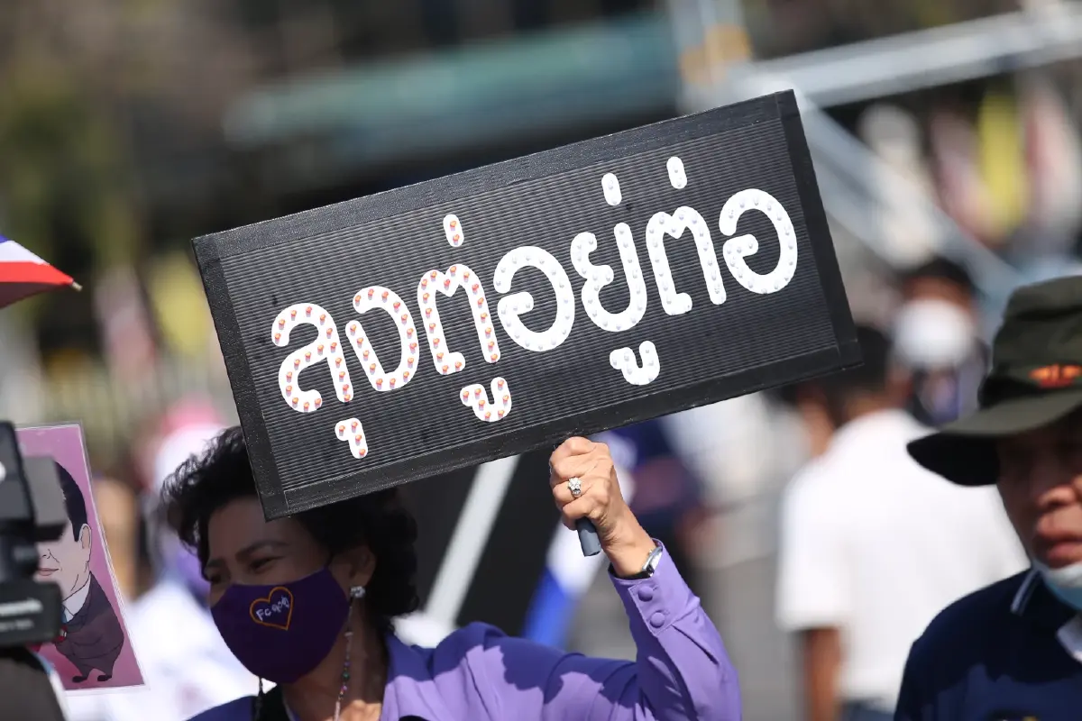 เวทีโคราช "รทสช." คึกคัก ปชช.พรึ่บทยอยฟังปราศรัย-รอรับ "บิ๊กตู่" (มีคลิป)
