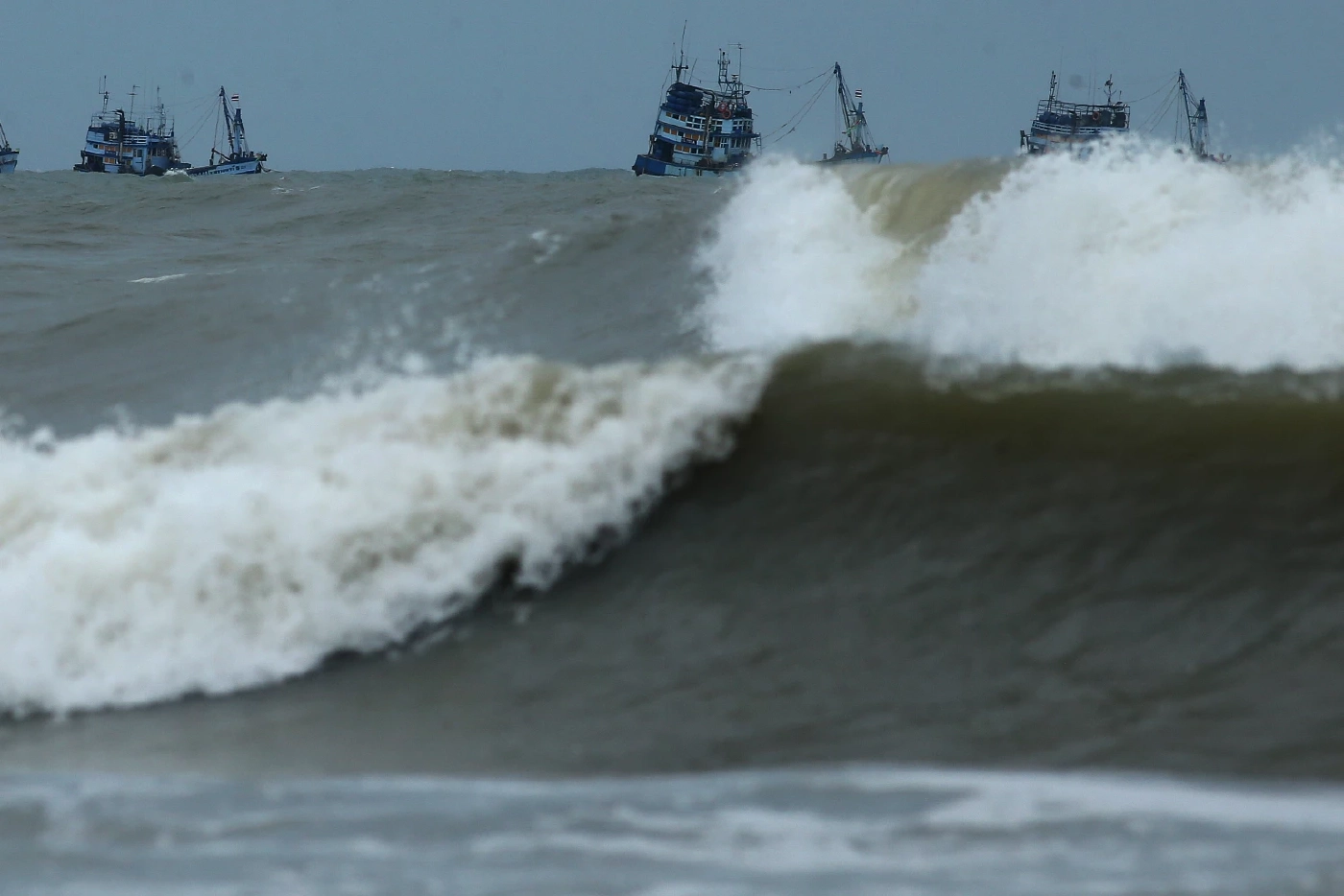 พยากรณ์อากาศ กรมอุตุฯเตือนฉบับ 11 แจ้งพื้นที่ 8 จังหวัด "พายุถล่ม-ลมแรง"