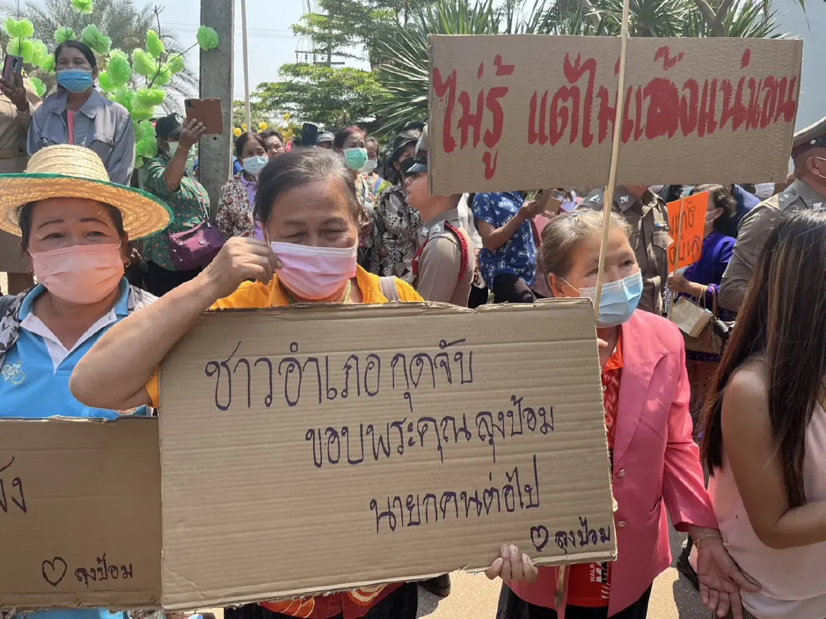 “บิ๊กป้อม”  ลุย 3 จังหวัดอีสาน ชาวบ้านถือป้ายหนุนนั่ง “นายกฯ”