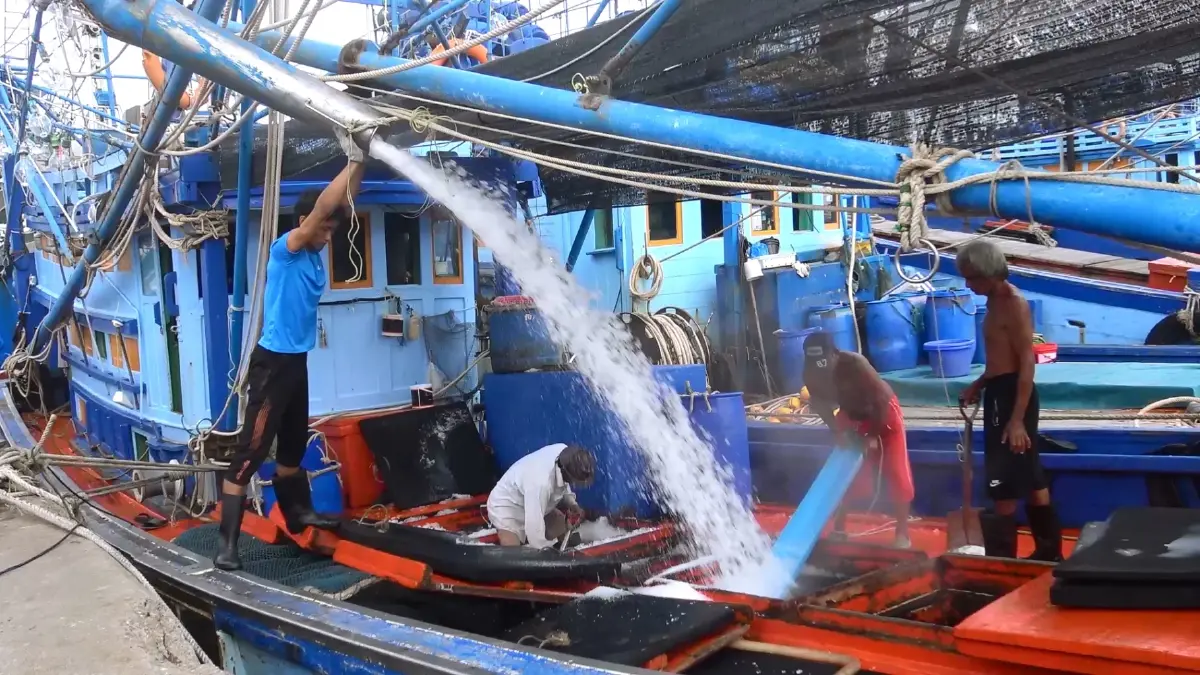 ชาวประมงผวา "ฝนตกหนัก-คลื่นลมแรง" นำเรือจอดเรือเทียบท่าสงขลา