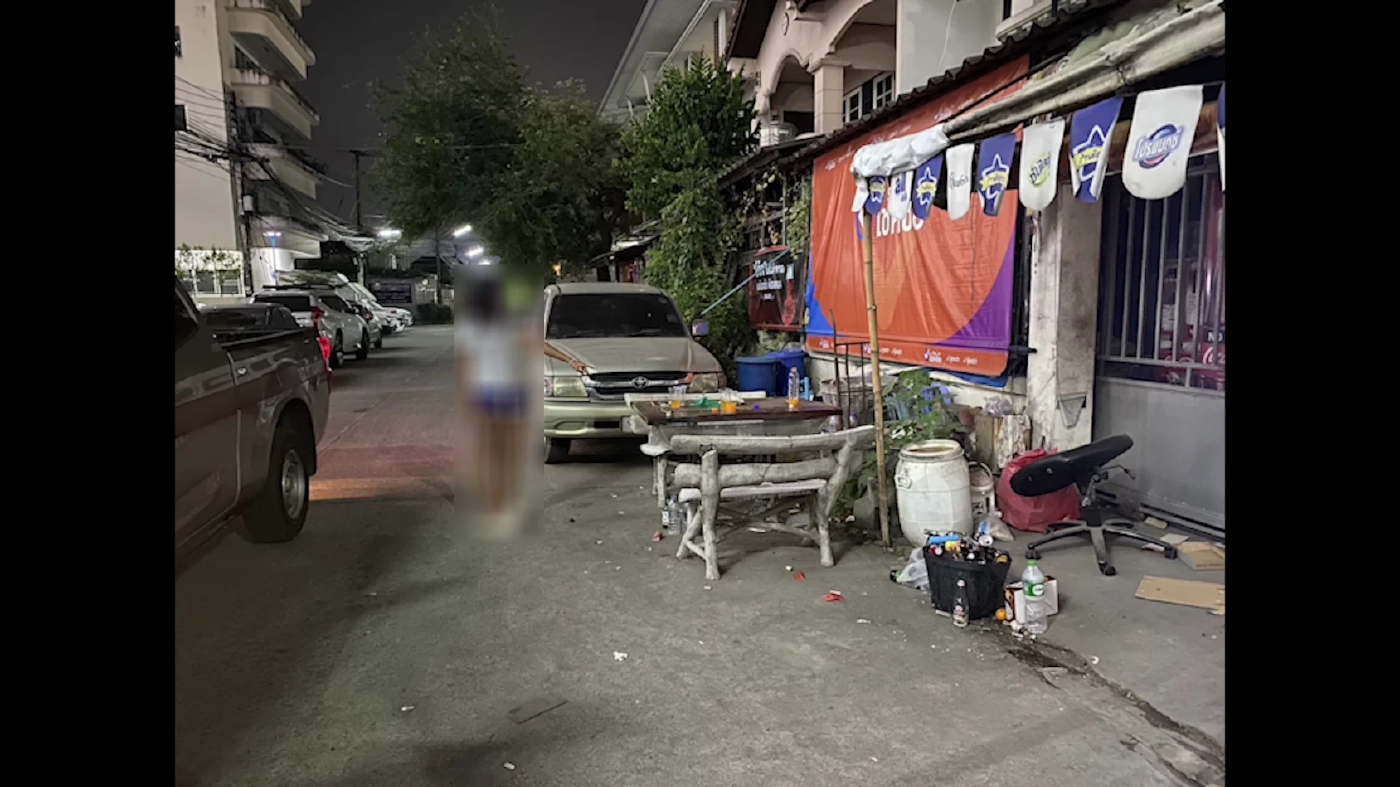 ผู้เสียหายชี้จุดที่กลุ่มผู้ต้องหานั่งดื่มสุรา