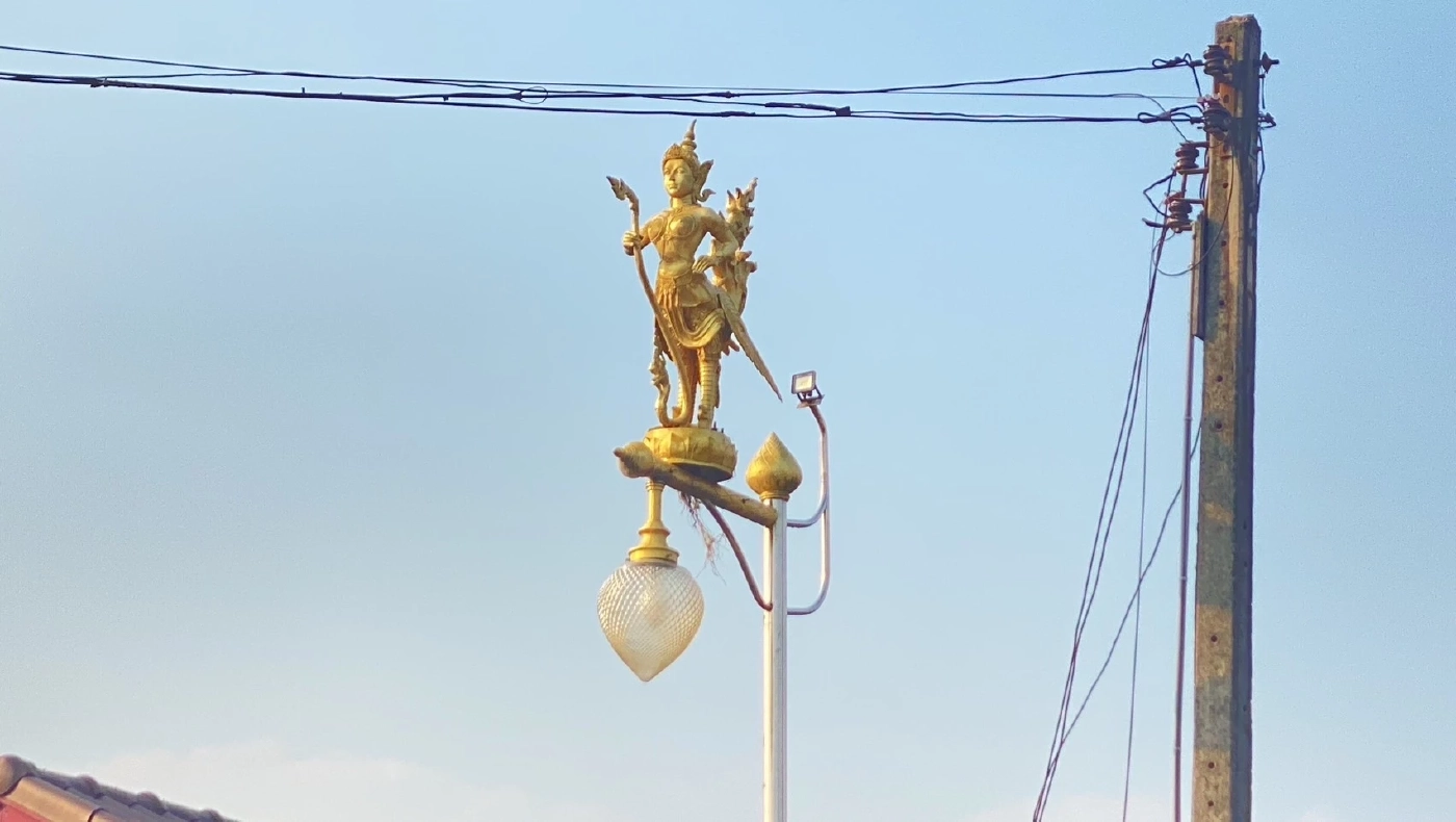 แก้ไขแล้ว "เสาไฟกินรีระยอง" ต้นละ 8 หมื่น หลังชาวบ้านร้องไฟติดๆดับๆ