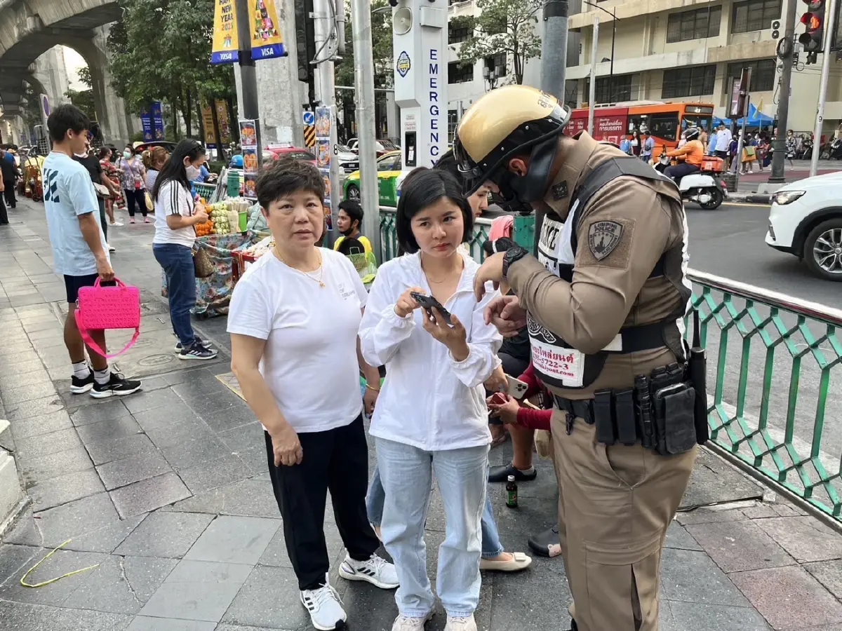 สาวจีนชื่นชมตำรวจไทย ช่วยตามโทรศัพท์คืนรวดเร็ว หลังลืมไว้บนรถแท็กซี่