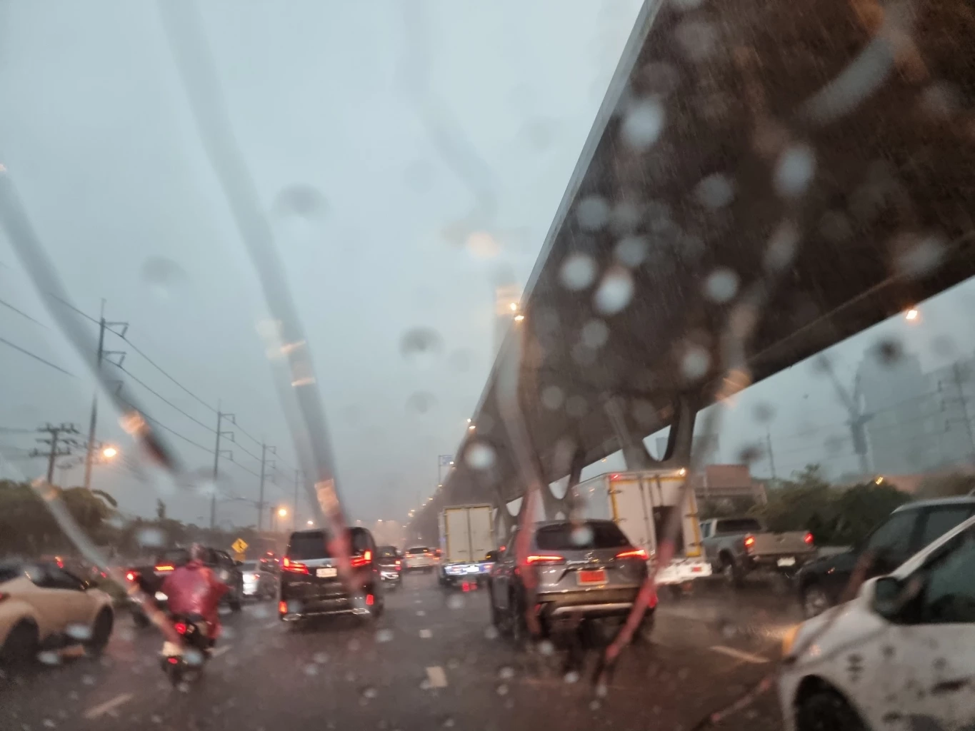 กรมอุตุฯเตือน 4 ภาครับมือ"ฝนฟ้าคะนอง" กทม.ฝนตก 40%ของพื้นที่