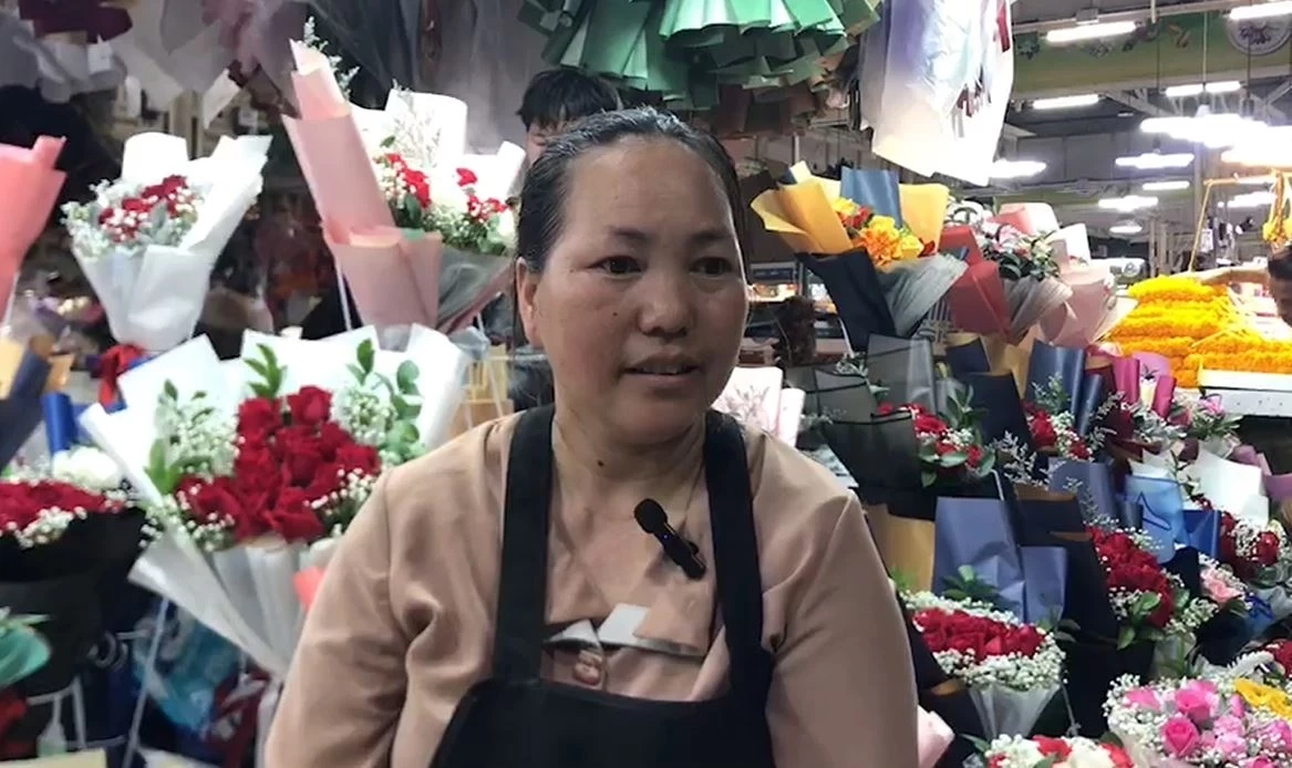 ปากคลองตลาดคึกคัก คนแห่ซื้อดอกไม้-ของขวัญ มอบให้คนรักวันวาเลนไทน์