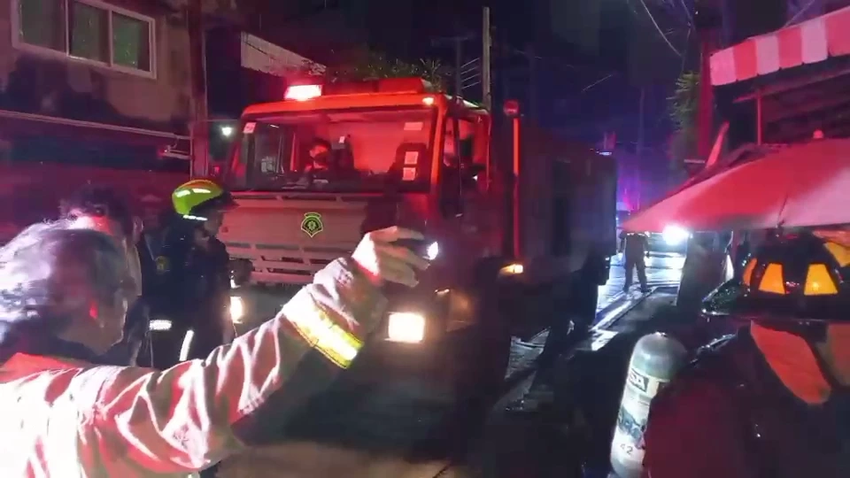 ไฟไหม้กองขยะในบ้านร้าง ย่านประชาอุทิศ คาดฝีมือคนเร่ร่อนจุดไฟเผา