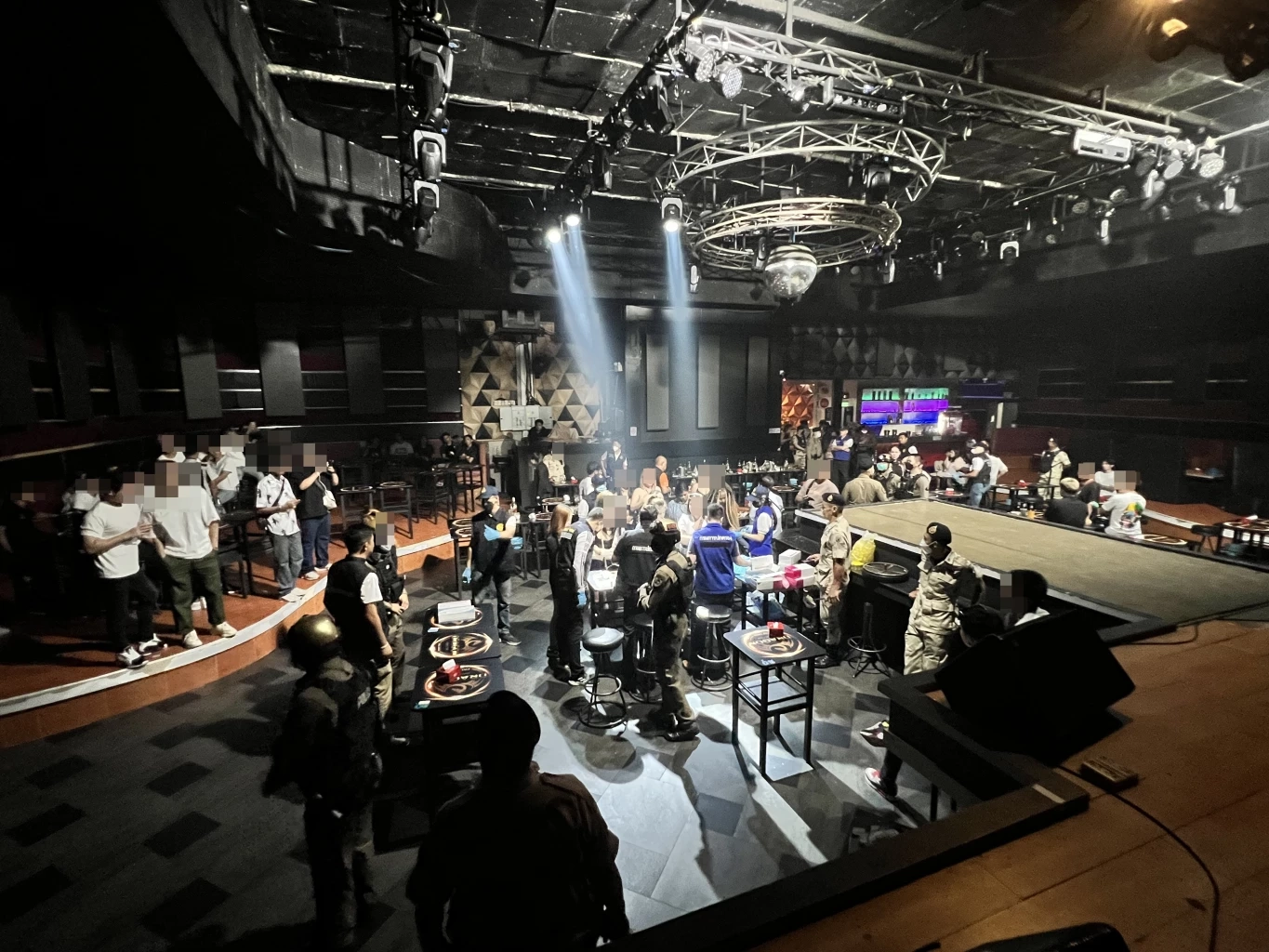 ตำรวจขนลุก ทลาย "บาร์โฮส" เต้นจ้ำบะชาย พบถุงยาง-ยาเสพติด เกลื่อนพื้น