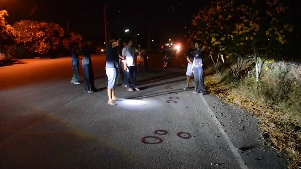 วัยรุ่นขอ"แตรสามช่า"บรรทุกพ่วงกลางดึก ก่อนถูกสาดกระสุนยิงถล่ม