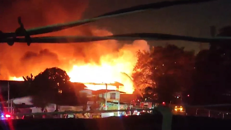 ไฟไหม้บ้านพักคนงานโรงไม้เก่า ย่านราษฎร์บูรณะ ลามบ้านไม้อีก 5 หลังวอด