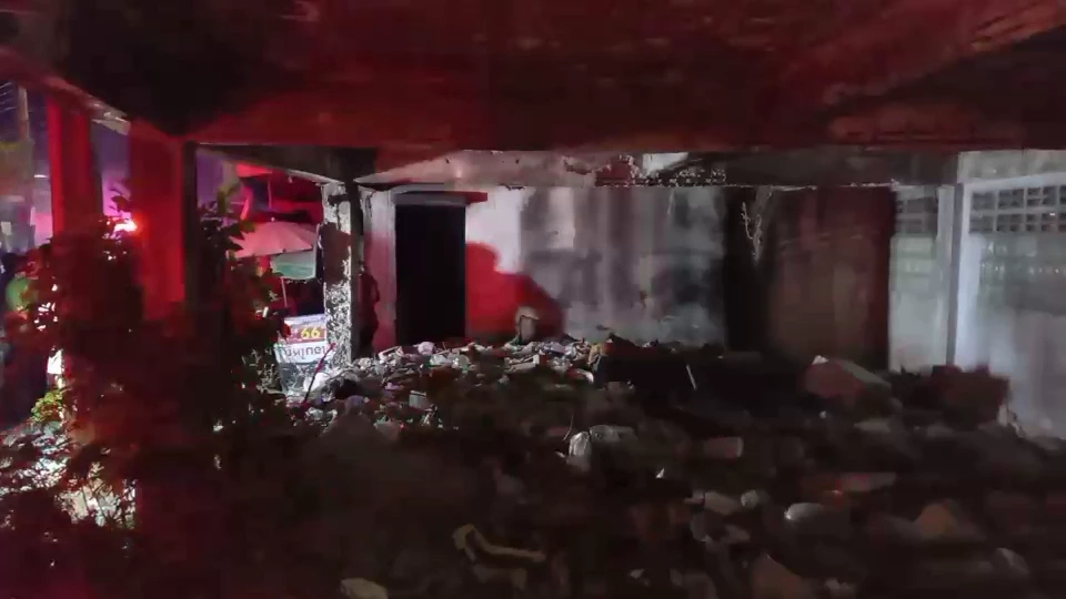 ไฟไหม้กองขยะในบ้านร้าง ย่านประชาอุทิศ คาดฝีมือคนเร่ร่อนจุดไฟเผา