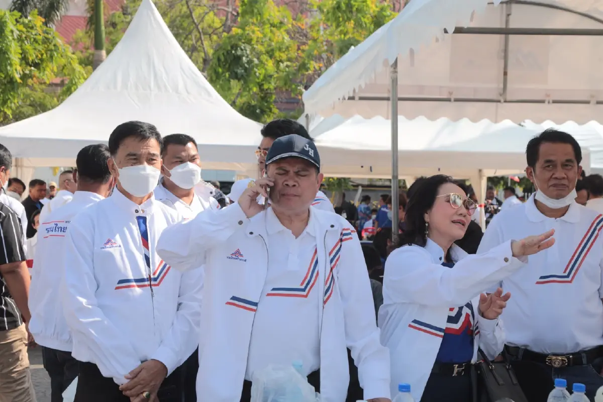 เวทีโคราช "รทสช." คึกคัก ปชช.พรึ่บทยอยฟังปราศรัย-รอรับ "บิ๊กตู่" (มีคลิป)