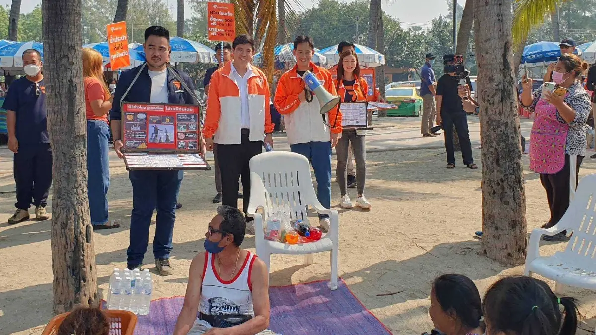 "พิธา" นำลูกพรรคก้าวไกล แนะนำตัวผู้สมัครส.ส.ชลบุรี ชายหาดบางแสน