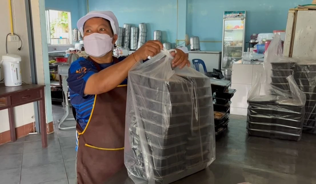 แม่ครัว รร.วัดภูเขาทอง โต้เพจดัง ยัน อาหารกลางวันมีคุณภาพ นักเรียนทานอิ่ม