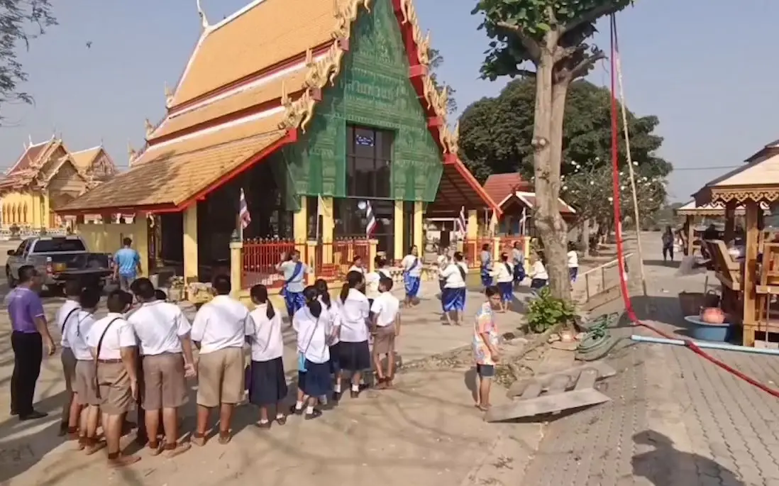ชาวบ้านจุดประทัด-รำแก้บน ถวายหลวงพ่อแก่ หลังจับ "เจ้าบอด" จระเข้แสดงโชว์ได้