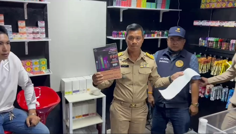 บุกจับร้านบุหรี่ไฟฟ้า ลอบเปิดใกล้ รร. กลางเมืองตรัง อึ้ง! พบเด็ก ป.5 สูบด้วย