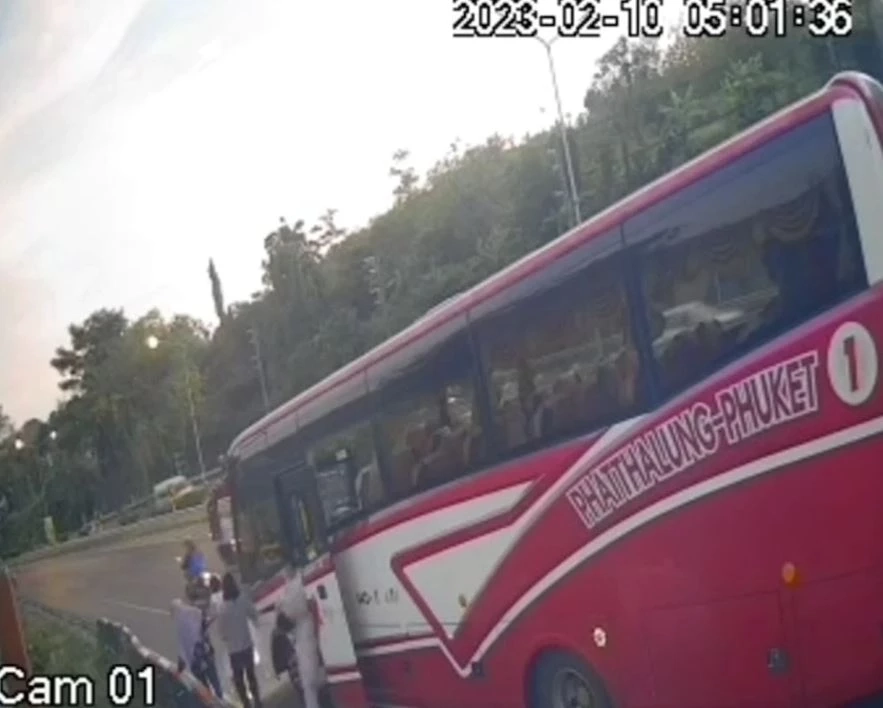 ชายคลั่งกราดยิงผู้โดยสาร จบชีวิตตัวเองในรถทัวร์ ตร.เข้าควบคุมพื้นที่แล้ว