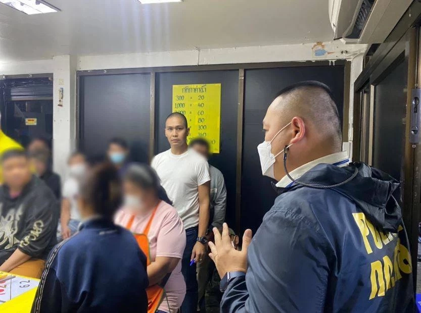 เด้ง 5 เสือ สน.บุปผาราม เซ่นจับบ่อนไฮโล ตลาดพญาไม้