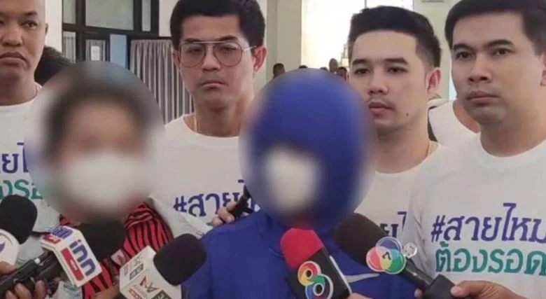 ภาพขณะเพจสายไหมต้องรอดพาผู้เสียหายเข้าร้อง รอง ผบ.ตร.