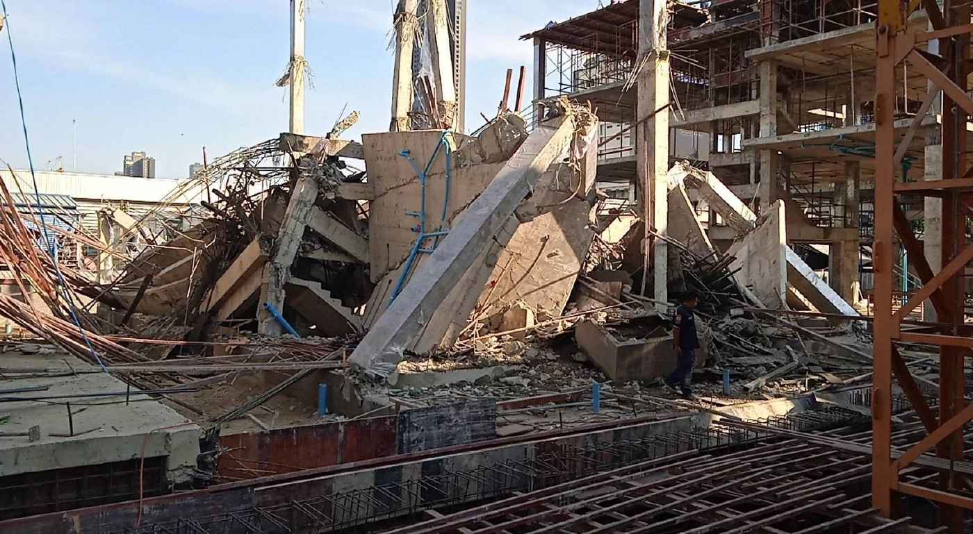 ระทึก! คานอาคารก่อสร้างโครงการหมู่บ้านหรูถล่ม คนงานหนีตาย บาดเจ็บ 5 ราย