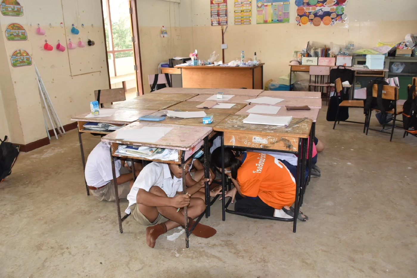 ระทึก!! พายุถล่มโรงเรียน ครู นักเรียนหนีตายอลหม่าน รุนแรงรอบ 100 ปี