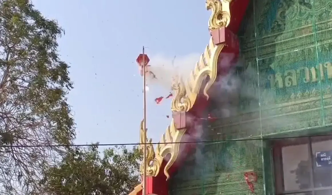 ชาวบ้านจุดประทัด-รำแก้บน ถวายหลวงพ่อแก่ หลังจับ "เจ้าบอด" จระเข้แสดงโชว์ได้
