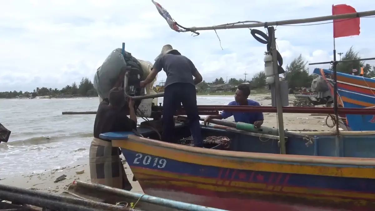 ชาวประมงผวา "ฝนตกหนัก-คลื่นลมแรง" นำเรือจอดเรือเทียบท่าสงขลา