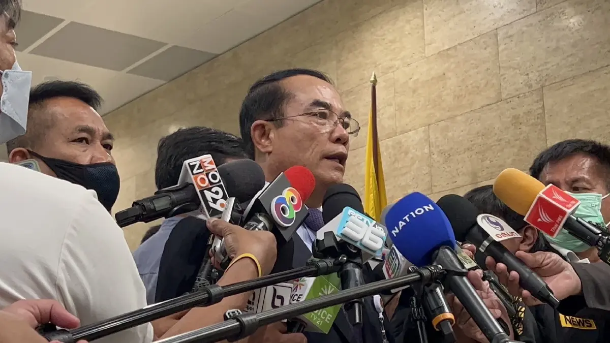 นายชินวรณ์ บุณยเกียรติ ส.ส.นครศรีธรรมราช พรรคประชาธิปัตย์ ในฐานะรองประธานวิปรัฐบาล