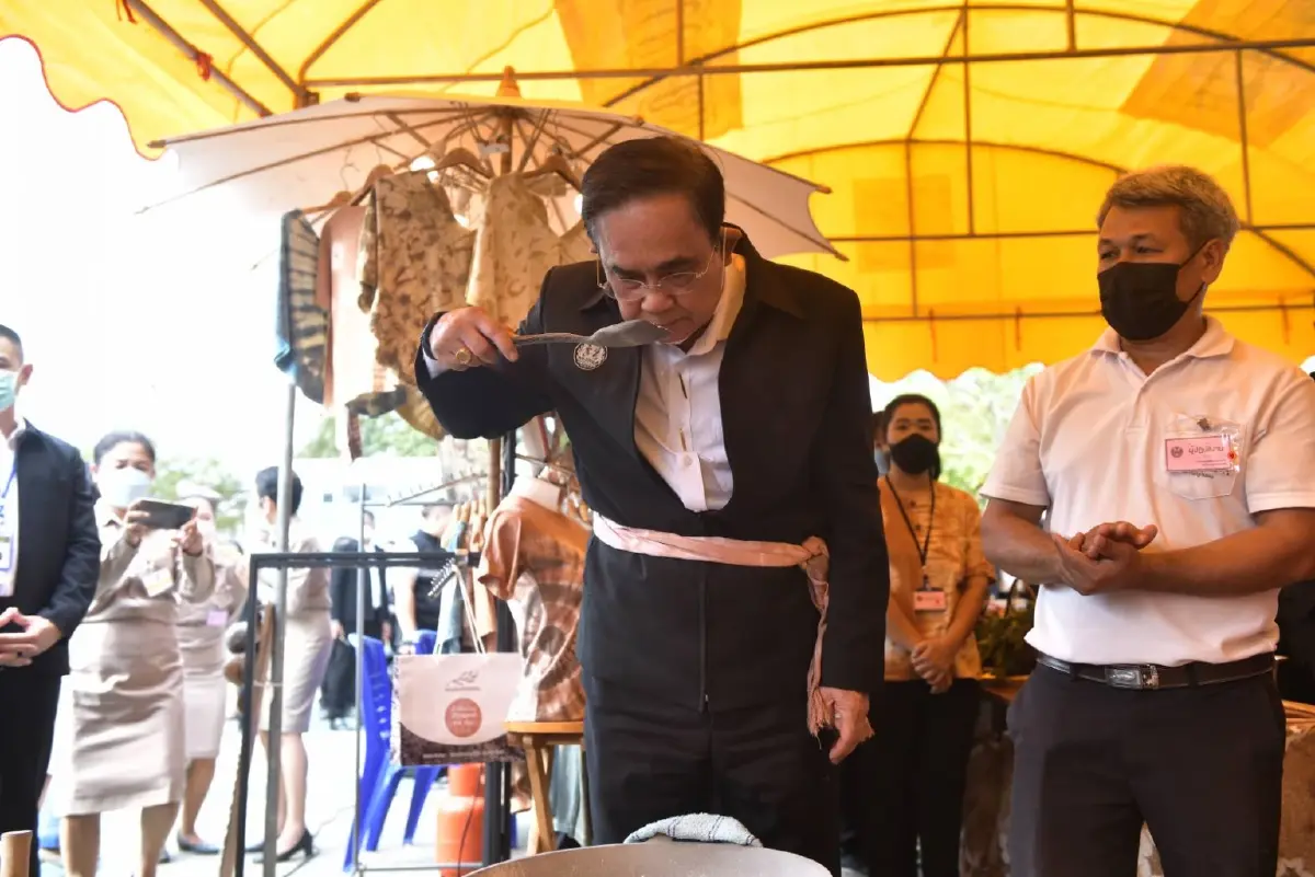 “นายกฯ” พูดไฟดับ! ย้ำไม่ได้มาหาเสียง อ้อนฝากใจให้ชาวแม่กลองดูแล