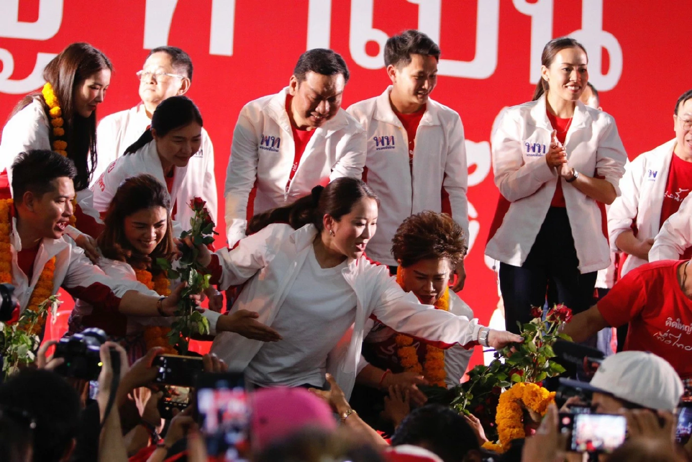 พรรคเพื่อไทย จัดเวทีปราศรัยใหญ่ เวทีสุดท้าย ที่ตลาดอู้ฟู้ อำเภอเมือง จังหวัดขอนแก่น 