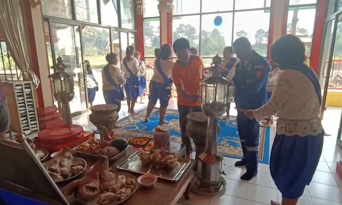 ชาวบ้านจุดประทัด-รำแก้บน ถวายหลวงพ่อแก่ หลังจับ "เจ้าบอด" จระเข้แสดงโชว์ได้