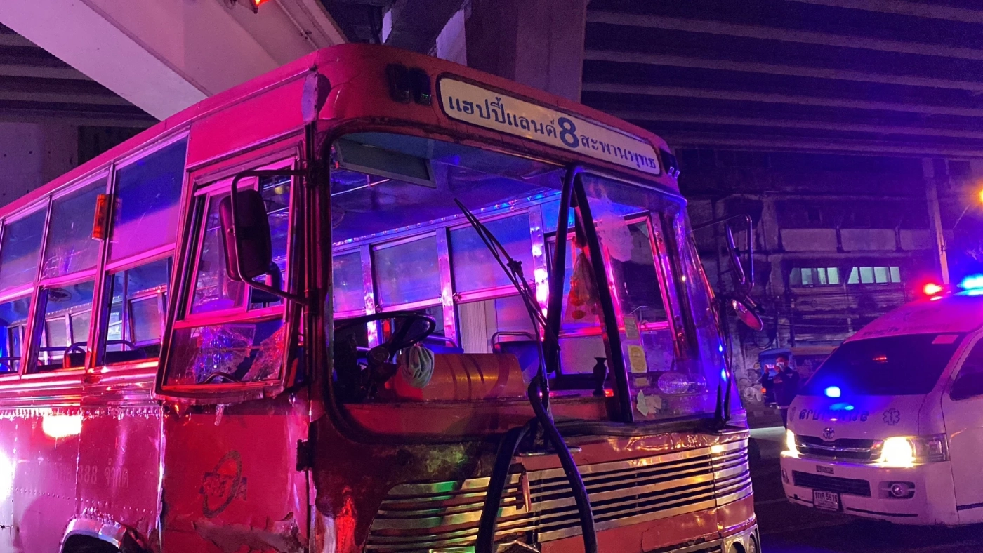 รถเมล์สาย 8 ชนรถบรรทุกคนงาน สนั่นกลางสี่แยกรัชดา บาดเจ็บนับสิบ สาหัส 4