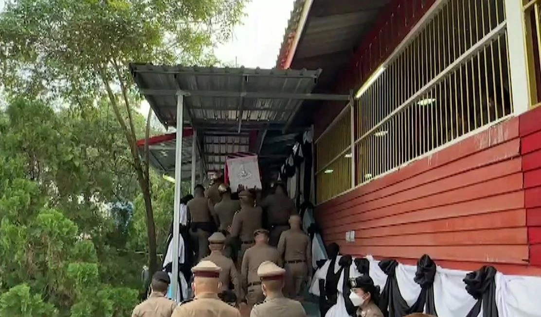 พิธีรดน้ำศพ สายตรวจปากช่อง รอง ผบ.ตร. ชื่นชมจิตวิญญาณ ร่วมแบกโลงบรรจุร่าง