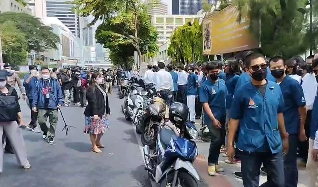 นศ.อุเทนถวาย ขีดเส้นบ่าย 2 หากอธิการบดีฯ ไม่มารับหนังสือ เตรียมปิดถนนพญาไท