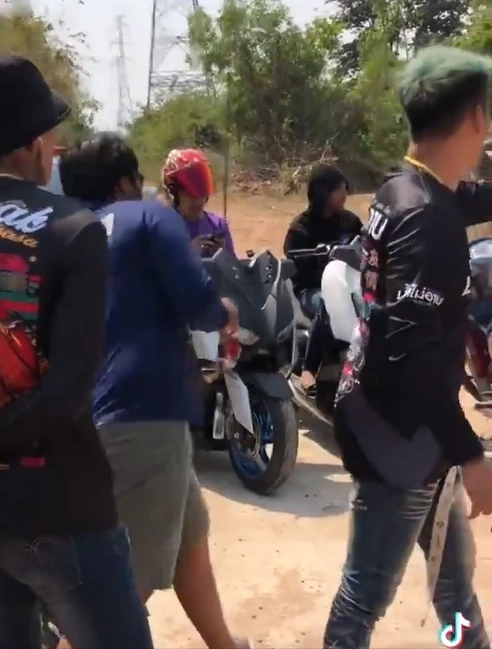 ภาพการโต้เถียงระหว่าง "แก๊งน้ำไม่อาบ" กับตำรวจจอหอ