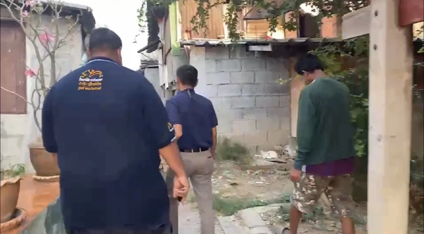 &quot;นายหรั่ง&quot; (เสื้อเขียว) หนึ่งในผู้ต้องสงสัย