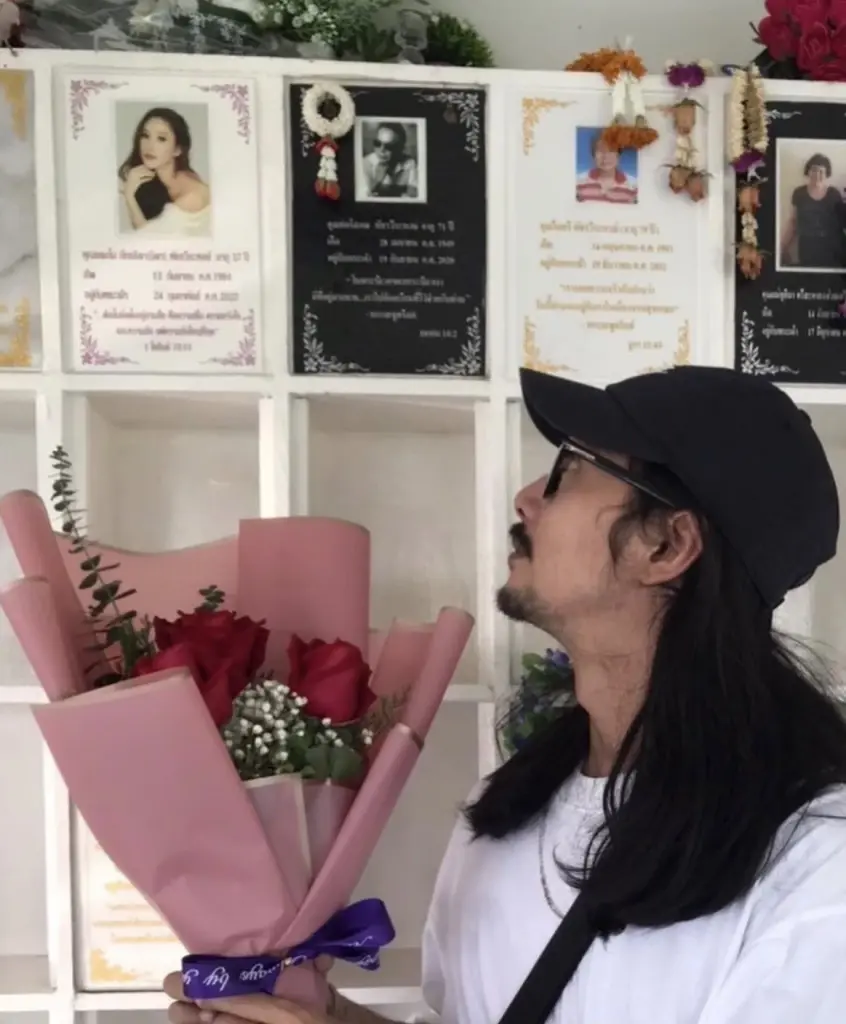 "เบิร์ด" หอบดอกกุหลาบแดง มอบให้ "แตงโม" เนื่องในวันวาเลนไทน์