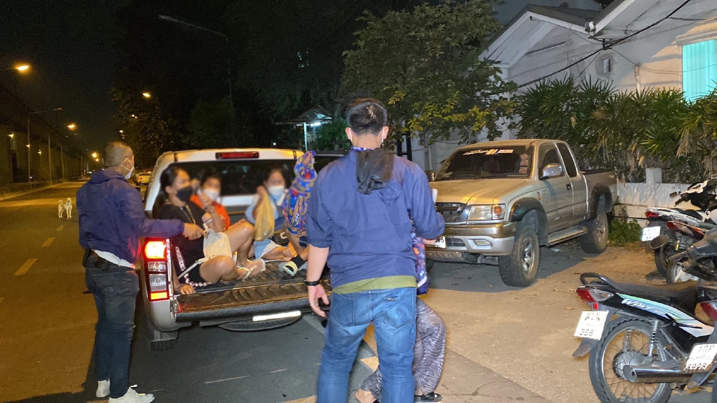 นครบาลบุกจับบ่อนไพ่ป๊อก เปิดเย้ยกฎหมาย รวบนักพนัน 50 ราย