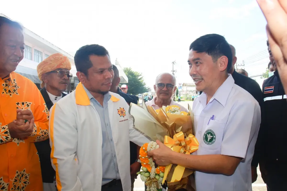 "วันมูหะมัดนอร์ มะทา" มอบดอกไม้ให้กำลังใจ "หมอสุภัทร" ย้ายมารพ.สะบ้าย้อย วันแรก