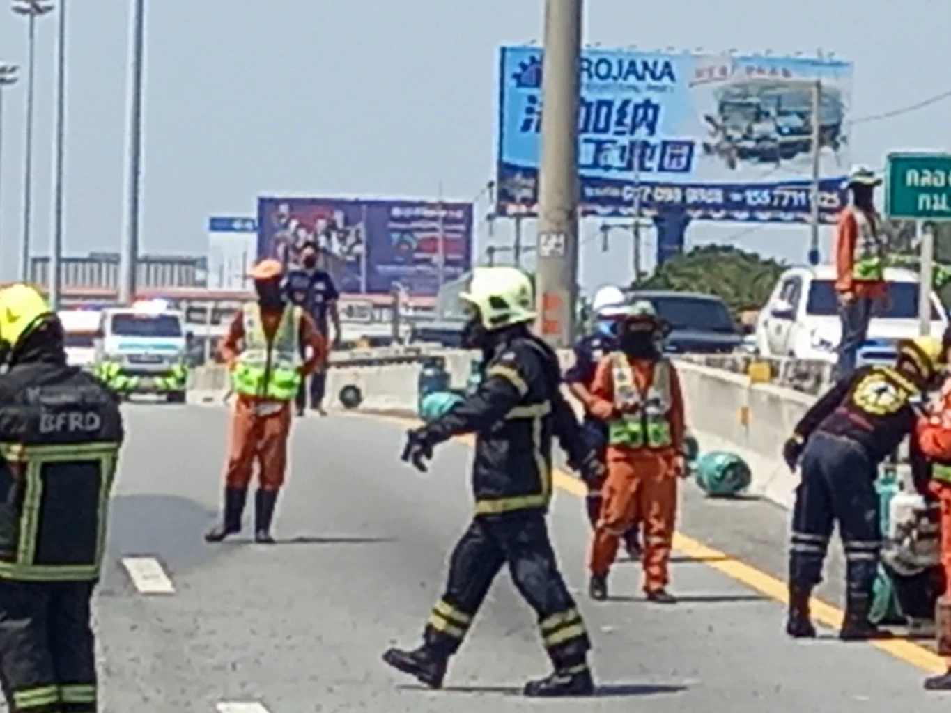 รถบรรทุกแก๊สพลิกคว่ำ บนมอเตอร์เวย์ ไฟลุกท่วม มีผู้บาดเจ็บ 1 ราย