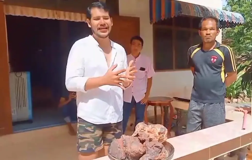 หนุ่มวัย 32 ขุดหน้าดินทำทาง พบหินประหลาดเชื่อเป็น "เหล็กไหล"