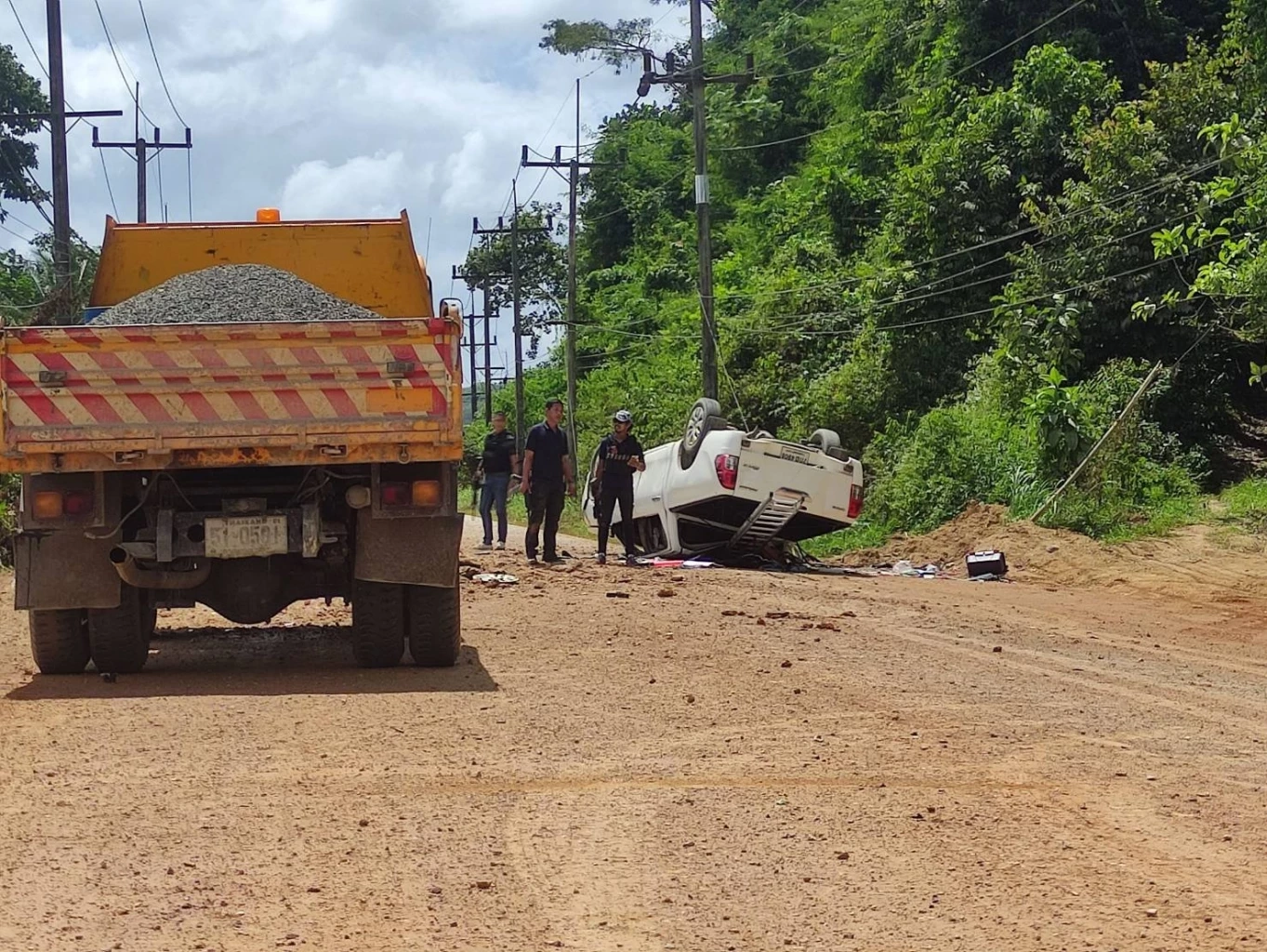 ด่วน!! ลอบวางระเบิด ซุ่มยิง ชุดตรวจสอบเหตุเผารถเเบคโฮ จนท.ดับ 1 บาดเจ็บ 4