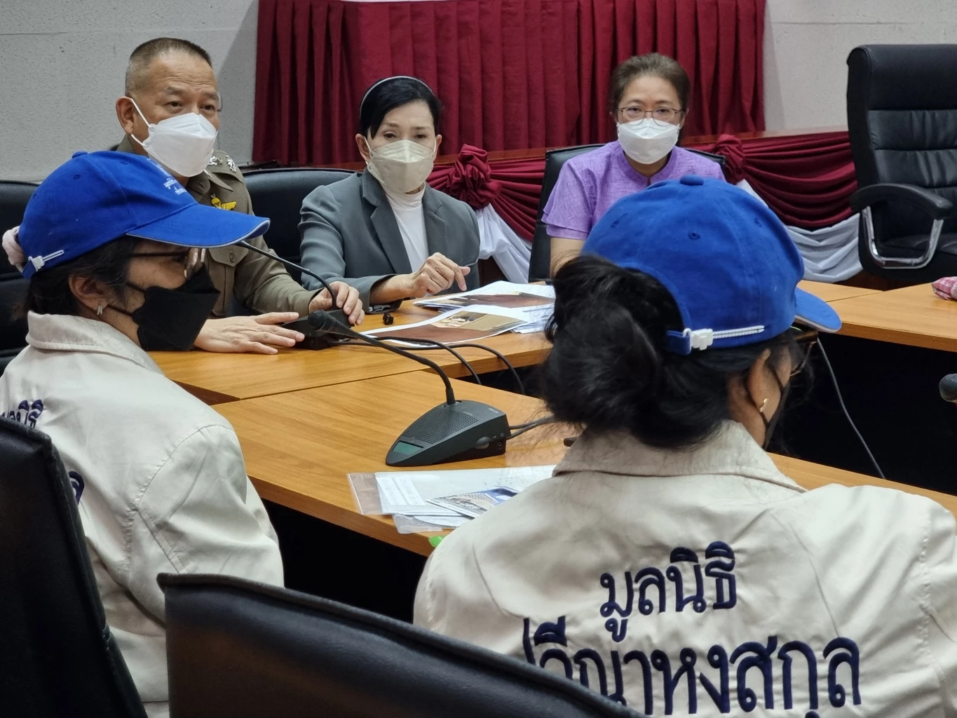 "ปวีณา" พาผู้ปกครองเด็กออทิสติก ถูกพี่เลี้ยงทำร้าย พบผู้การนนท์ช่วยจี้คดี