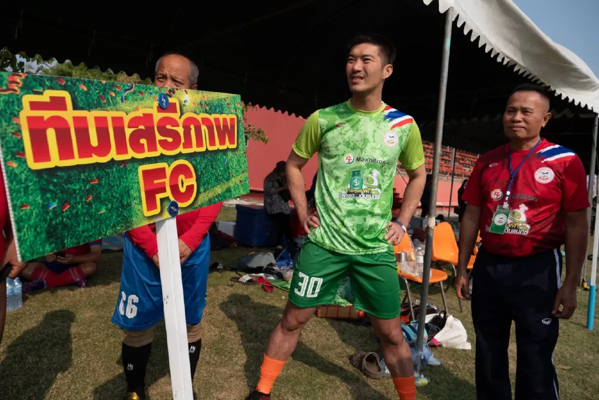 “ธนาธร” ร่วมเตะบอลสมาคมแท็กซี่ฯ ให้กำลังใจผ่านวิกฤติหนี้โควิด-แก๊สแพง