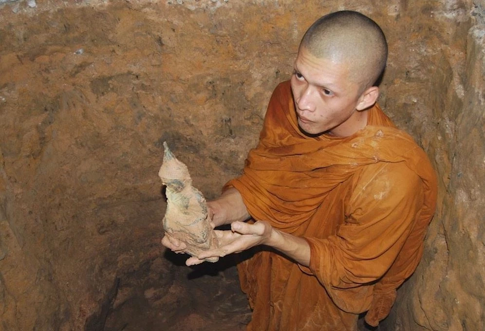 "ครูบาไก่" ปิดวาจา งดตอบปมขุดพระเก๊ ชาวบ้านโดดป้อง ไม่เคยอวดอุตริ