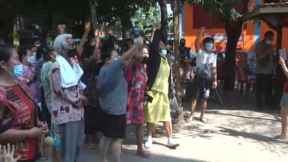 ชาวบ้านโห่ไล่เจ้าอาวาสแฉมั่วสีกาในห้องน้ำ ดูหนังโป๊