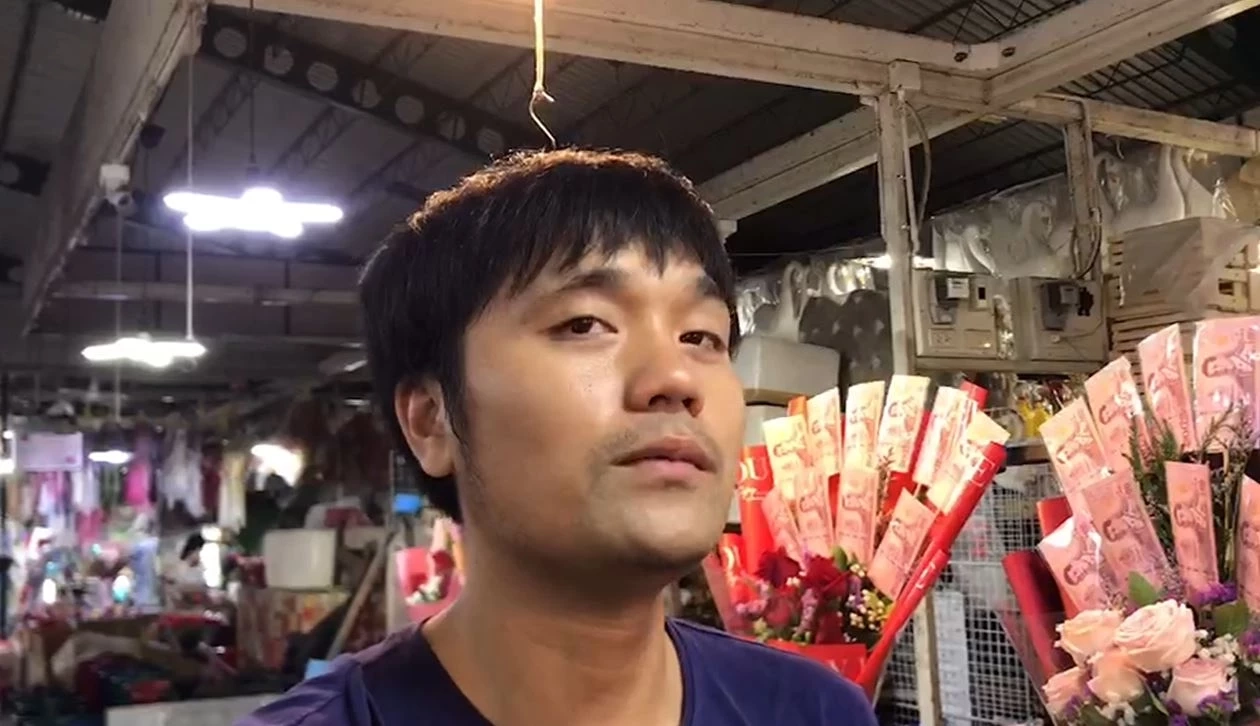 ปากคลองตลาดคึกคัก คนแห่ซื้อดอกไม้-ของขวัญ มอบให้คนรักวันวาเลนไทน์